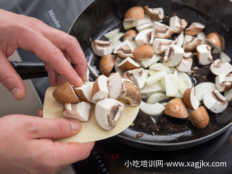 奶油蘑菇炖肉佐米饭【制作方式】